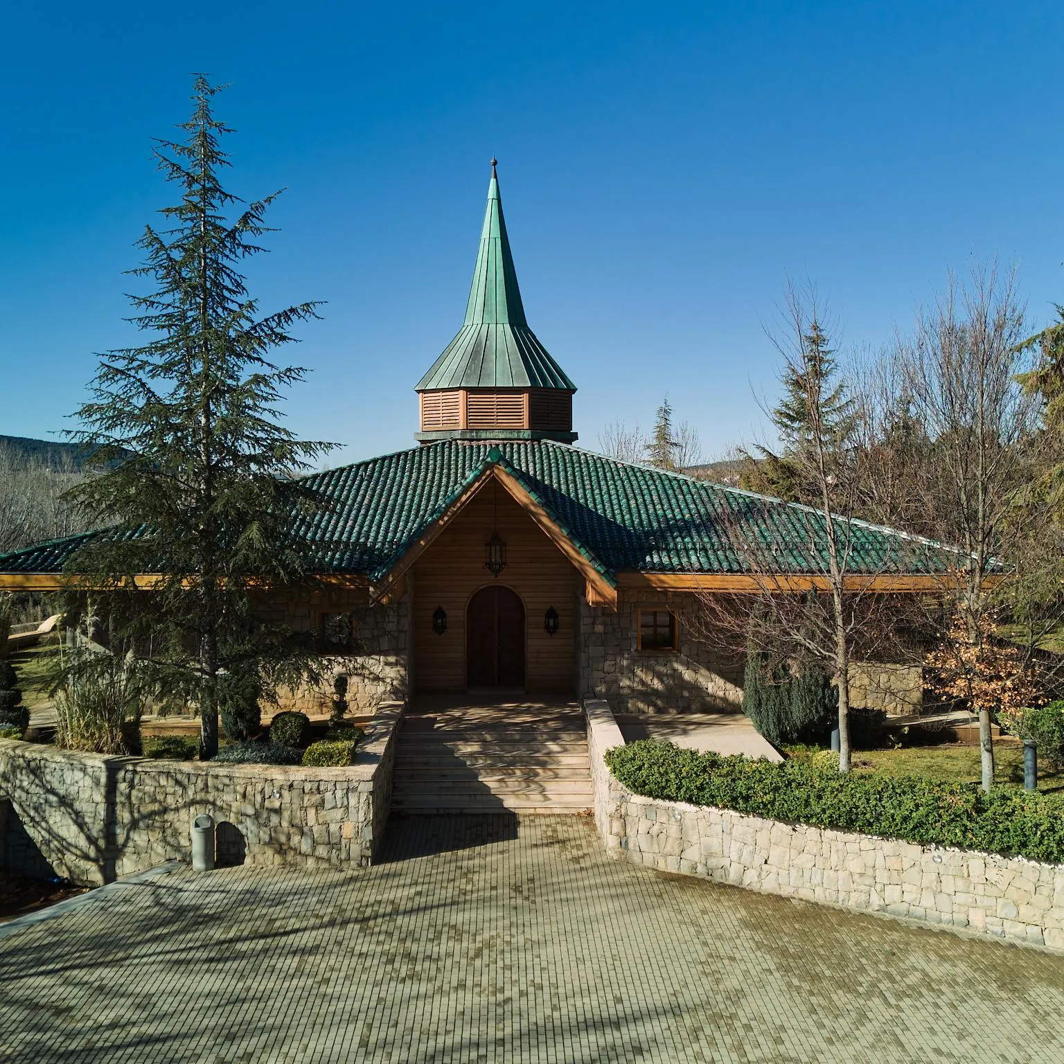 Vue extérieure du Pavillon Royal, niché dans le parc du Michlifen Resort & Golf.