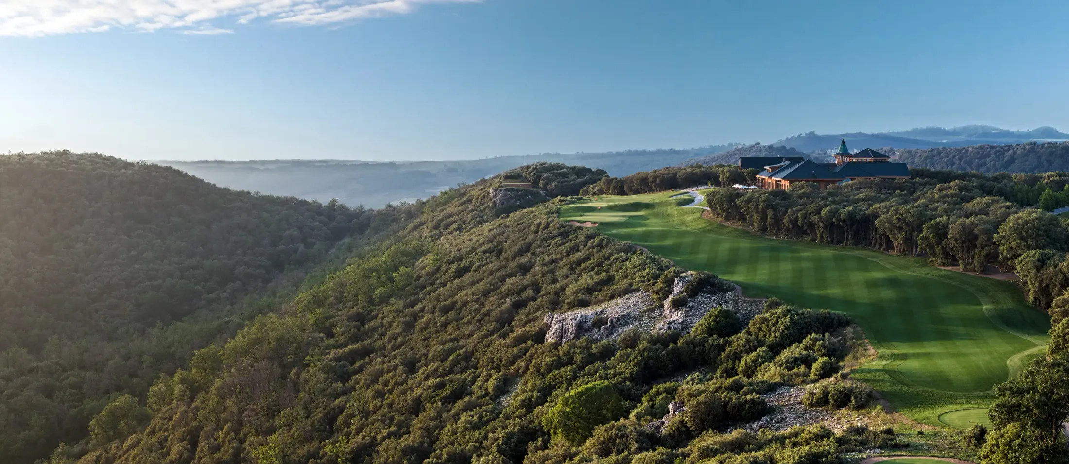 Vue panoramique du parcours du Michlifen Golf & Country Club à Ifrane, Maroc